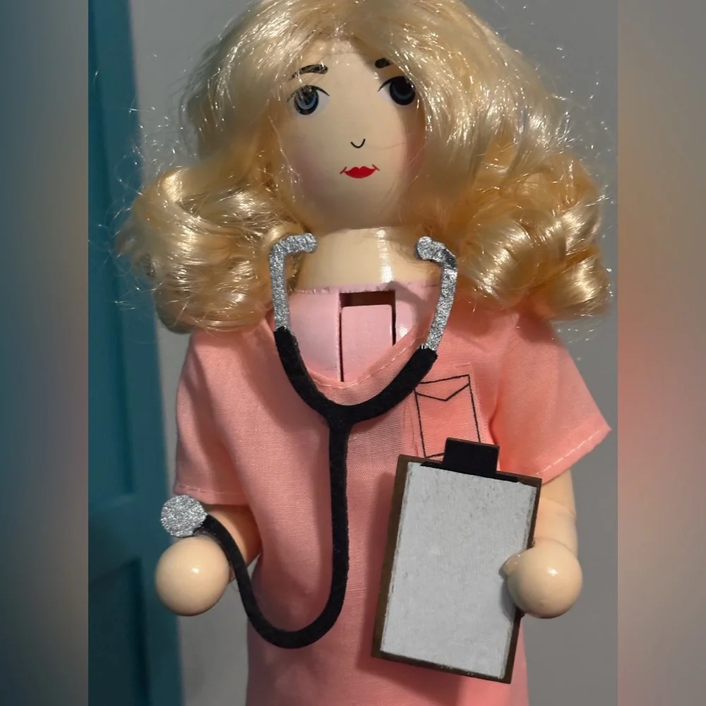 NWT Santa’s Workshop Pink Nurse Decor Nutcracker w/Stethoscope and Clipboard 14” - Picture 8 of 8